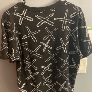 Kaws x design t-shirt very nice and comfortable and good as new